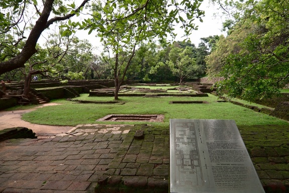 Pohled na Rajské zahrady (fontány) a jejich schéma.