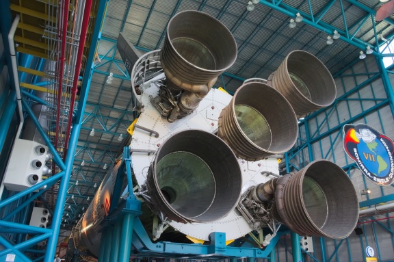 Saturn V a motory prvního stupně.